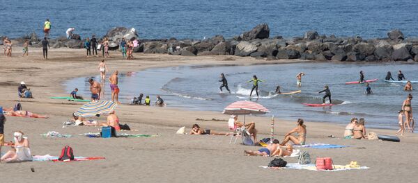Los turistas disfrutan de un día en la Playa de Las Américas en la isla canaria de Tenerife - Sputnik Mundo