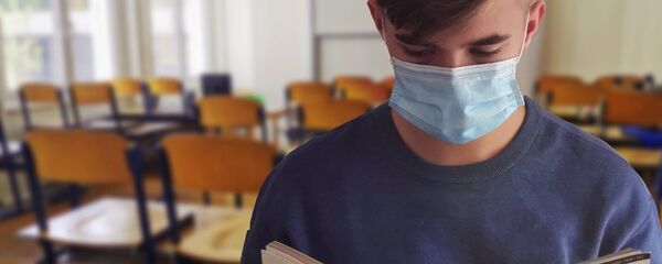 Imagen referencial de un adolescente leyendo un libro en un aula - Sputnik Mundo