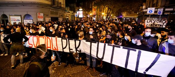 Protestas en Napoles contra las medidas de prevención ante la rápida propagación del coronavirus en Italia - Sputnik Mundo