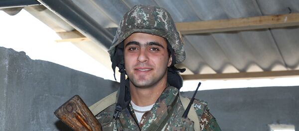 Soldados armenios en el frente de batalla contra las fuerzas de Azerbaiyán en Nagorno Karabaj - Sputnik Mundo