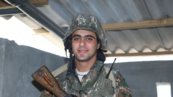 Soldados armenios en el frente de batalla contra las fuerzas de Azerbaiyán en Nagorno Karabaj