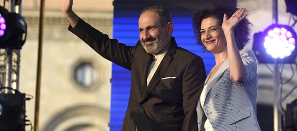 El primer ministro de Armenia, Nikol Pashinián, con su esposa Anna Akopián El primer ministro de Armenia, Nikol Pashinián, con su esposa Anna Akopián - Sputnik Mundo