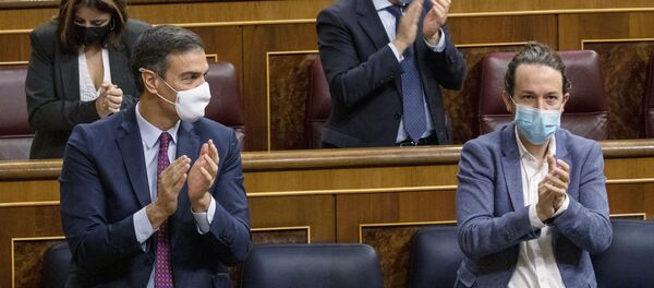Pedro Sánchez y Pablo Iglesias durante una sesión parlamentaria en Madrid - Sputnik Mundo