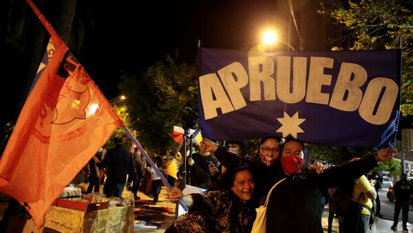 Celebraciones en Chile tras el referéndum 2020 - Sputnik Mundo