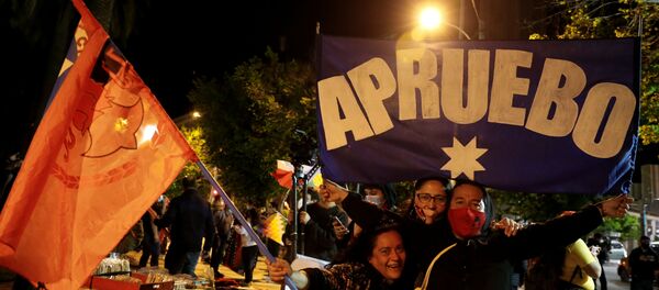 Celebraciones en Chile tras el referéndum 2020 - Sputnik Mundo