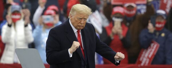 Donald Trump bailando YMCA en uno de sus mítines durante su campaña electoral - Sputnik Mundo