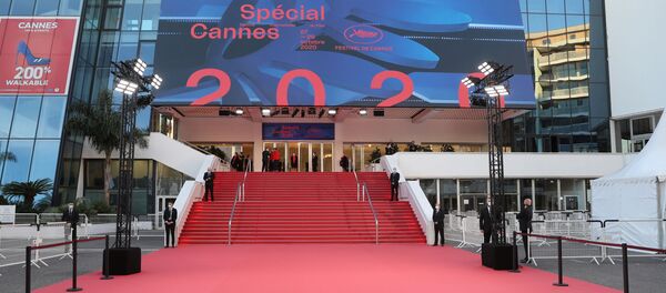 Una alfombra roja en el exterior del Palacio de Festivales y Congresos antes del Festival de Cannes 2020 - Sputnik Mundo