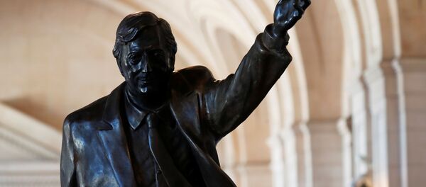 La estatua de Néstor Kirchner - Sputnik Mundo