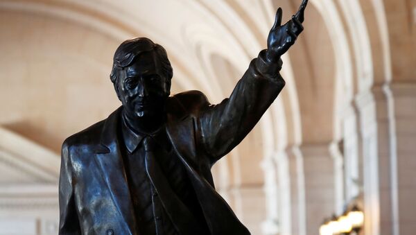 La estatua de Néstor Kirchner - Sputnik Mundo