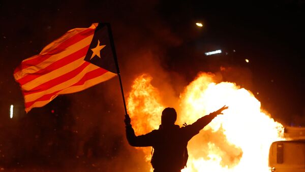 Manifestante ondea una bandera independentista - Sputnik Mundo