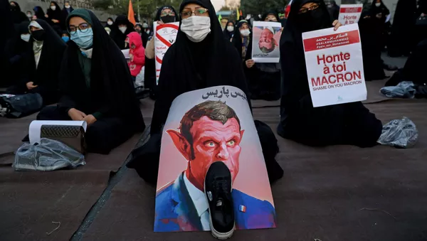 Musulmanos protestan contra el presidente de Francia, Emmanuel Macron