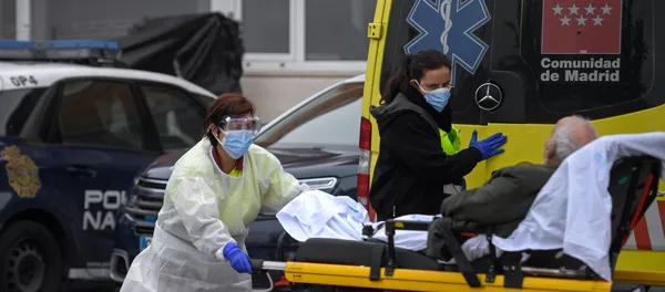 Sanitarias bajando a un paciente de un ambulancia en Madrid Sanitarias bajando a un paciente de un ambulancia en Madrid - Sputnik Mundo