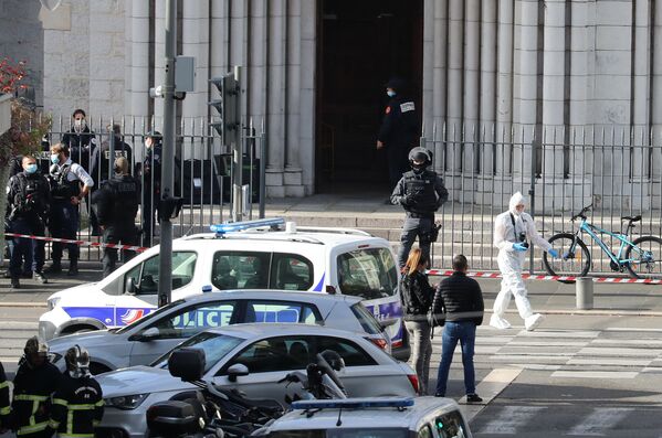 Notre Dame de Niza se tiñe de sangre: un hombre mata a tres personas con un cuchillo

 - Sputnik Mundo