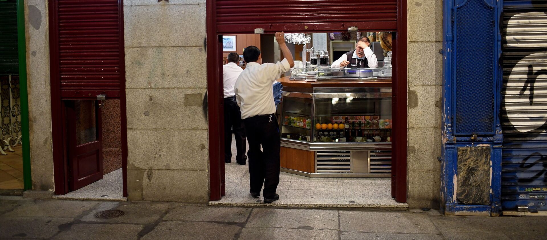 Empleados de un bar se preparan para cerrar en la Plaza Mayor de Madrid - Sputnik Mundo, 1920, 29.10.2020