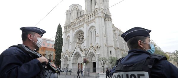 Policías cerca de la basílica de Notre Dame de Niza - Sputnik Mundo