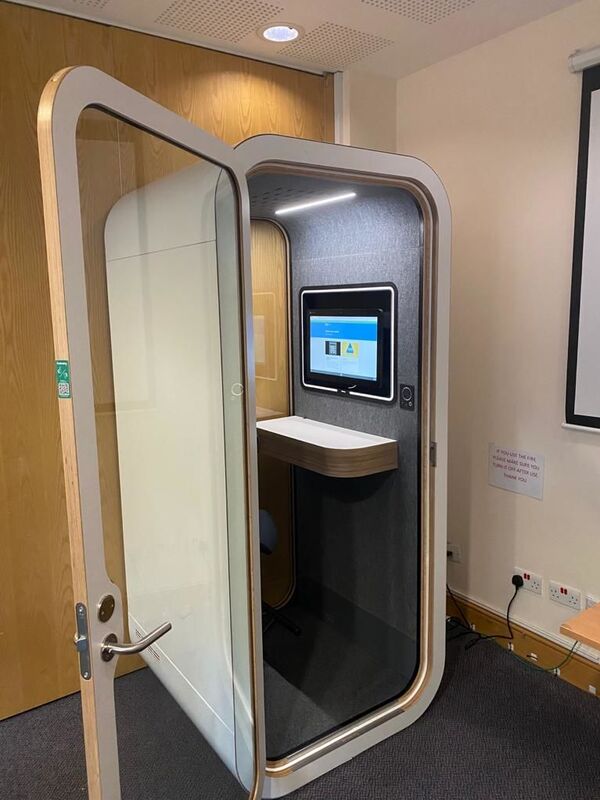 Sin coronavirus y desplazamientos: la cabina española que sustituye a las embajadas - Sputnik Mundo