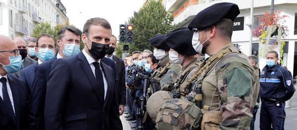 Emmanuel Macron, presidente de Francia, en el lugar del ataque en Niza  - Sputnik Mundo