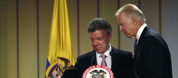 El expresidente colombiano Juan Manuel Santos junto a Joe Biden durante su visita a Colombia en 2016 - Sputnik Mundo