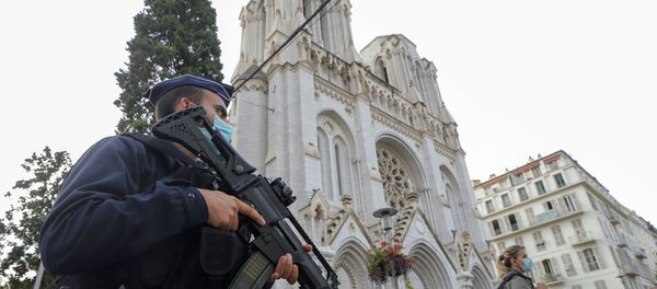 Policías cerca de la basílica de Notre Dame de Niza Policías cerca de la basílica de Notre Dame de Niza - Sputnik Mundo