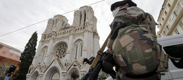 Un solado cerca de la catedral de Notre Dame tras el ataque con cuchillo en Niza, Francia - Sputnik Mundo