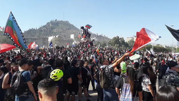 Gente en la Plaza de la Dignidad 