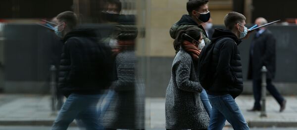 Las personas con mascarillas - Sputnik Mundo