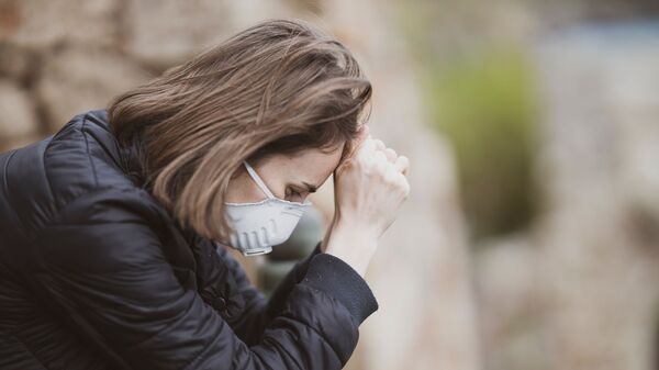 Una mujer con mascarilla (imagen referencial) - Sputnik Mundo