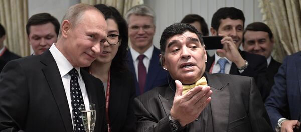 El presidente ruso, Vladímir Putin, y el ícono del fútbol argentino Diego Armando Maradona - Sputnik Mundo