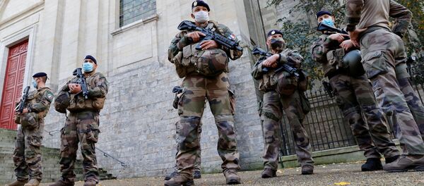 Soldados franceses cerca de la catedral de Arrás - Sputnik Mundo