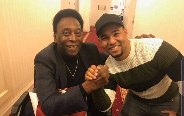 Hansell junto a Pelé - Sputnik Mundo