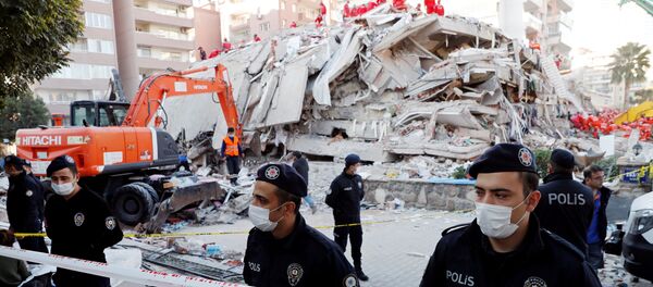 Un edificio destruido en Esmirna, Turquía - Sputnik Mundo