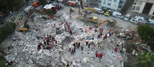 Un edificio destruido en Esmirna, Turquía - Sputnik Mundo