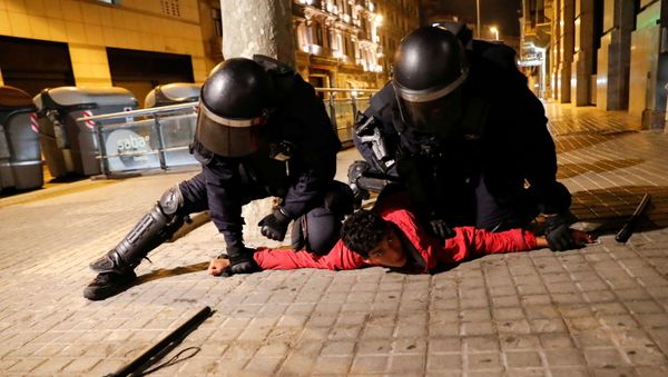 Policías detienen a un manifestante en Barcelona Policías detienen a un manifestante en Barcelona - Sputnik Mundo