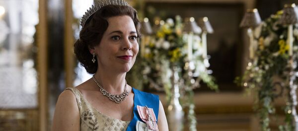 La actriz Olivia Colman interpreta a la reina Isabel II en la serie 'The Crown' - Sputnik Mundo