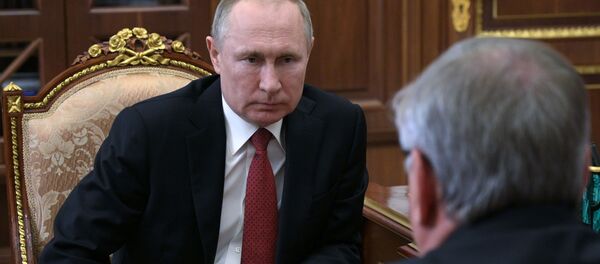 El presidente ruso, Vladímir Putin, se reúne con el jefe del Сonsejo de Administración del banco VTB, Andréi Kostin - Sputnik Mundo