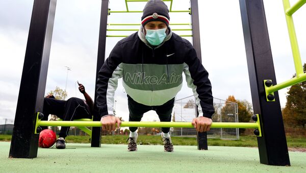 Un persona con mascarilla practica actividades físicas en Bruselas (archivo) Un persona con mascarilla practica actividades físicas en Bruselas (archivo) - Sputnik Mundo