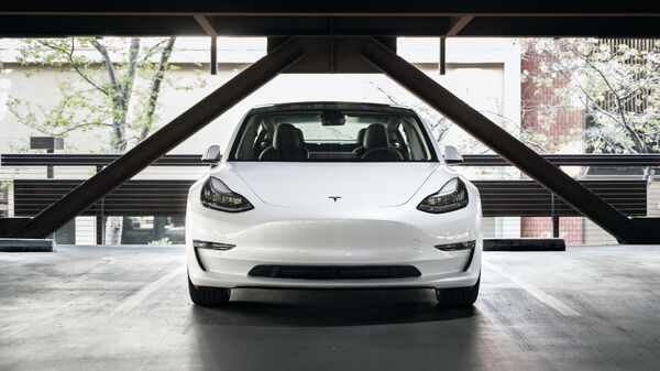 Un coche Tesla Model 3 - Sputnik Mundo