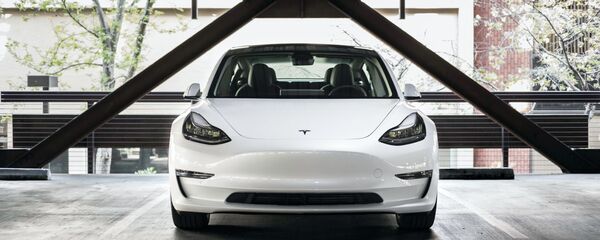 Un coche Tesla Model 3 - Sputnik Mundo