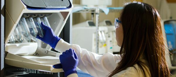 Una especialista prepara un experimento de secuenciación del genoma (archivo) - Sputnik Mundo