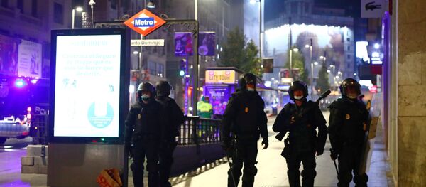 Policías durante las protestas contra las medidas anti-COVID en Madrid - Sputnik Mundo