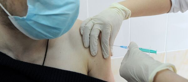 Una persona recibe una dosis de la vacuna rusa Sputnik V - Sputnik Mundo