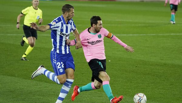 Lionel Messi (derecha) en el partido contra el Alavés - Sputnik Mundo