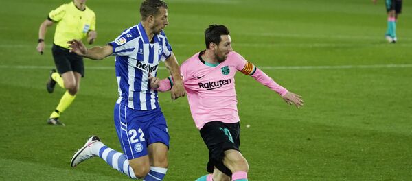 Lionel Messi (derecha) en el partido contra el Alavés - Sputnik Mundo