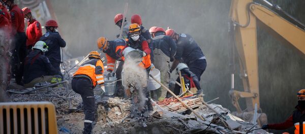 Las operaciones de búsqueda y rescate tras el terremoto en Turquía - Sputnik Mundo