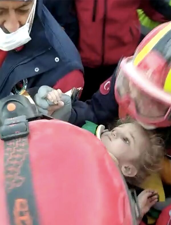 Rescatan de los escombros a una menor 65 horas después del terremoto en Turquía | Foto - Sputnik Mundo