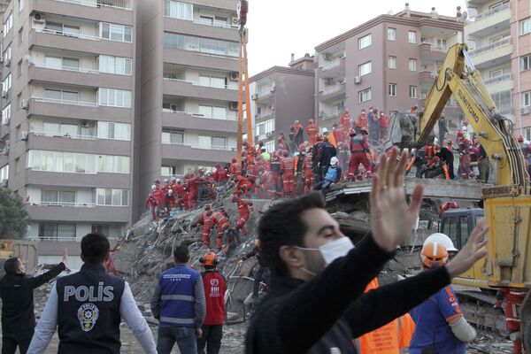 Entre escombros y lágrimas: los trabajos de búsqueda y rescate tras el devastador terremoto en Turquía  - Sputnik Mundo