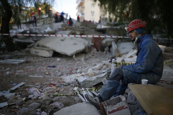 Entre escombros y lágrimas: los trabajos de búsqueda y rescate tras el devastador terremoto en Turquía  - Sputnik Mundo