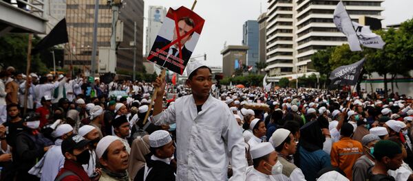 Protestas musulmanas contra el presidente francés, Emmanuel Macron, en Indonesia  - Sputnik Mundo