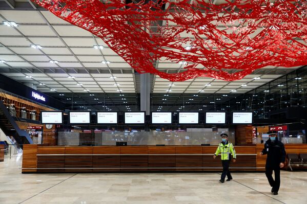 En plena pandemia y con 9 años de retraso: así es el nuevo aeropuerto de Berlín
En plena pandemia y con 9 años de retraso: así es el nuevo aeropuerto de Berlín
- Sputnik Mundo