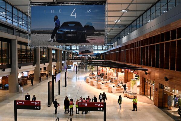 En plena pandemia y con 9 años de retraso: así es el nuevo aeropuerto de Berlín
En plena pandemia y con 9 años de retraso: así es el nuevo aeropuerto de Berlín
- Sputnik Mundo